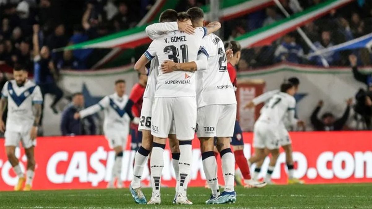 Los jugadores de Vélez celebran la victoria y la clasificación.&nbsp;