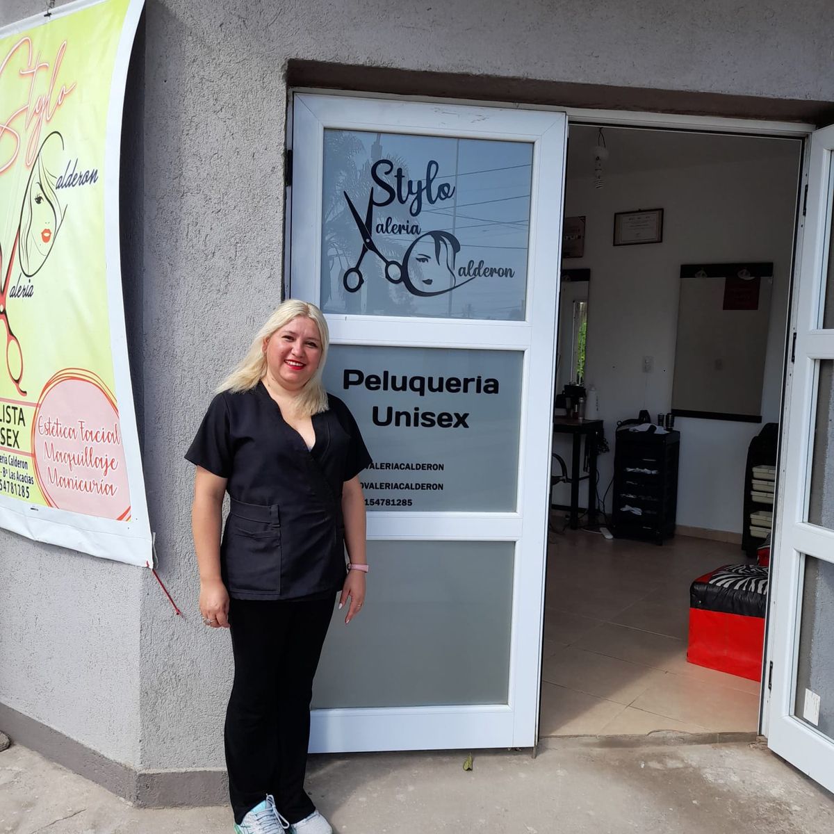 Valeria tiene su propio salón de peluquería en barrio Mariano Moreno. Abrió hace casi dos meses. Pese a su buen presente laboral