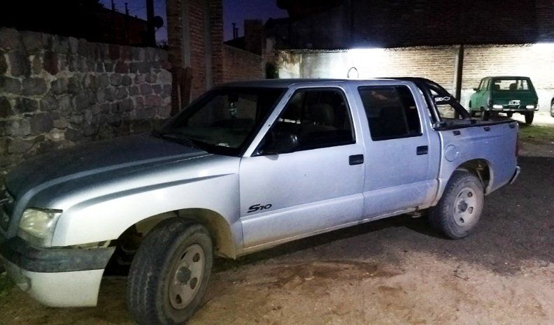 El vehículo secuestrado es una camioneta marca Chevrolet, tipo Pick Up, Modelo S10.