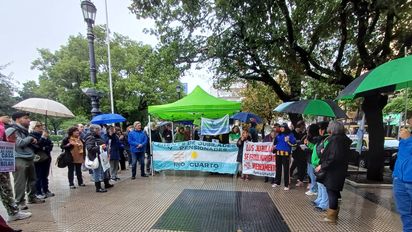 Bajo la lluvia, jubilados se reunieron en Plaza Roca para reclamar contra el ajuste de Milei