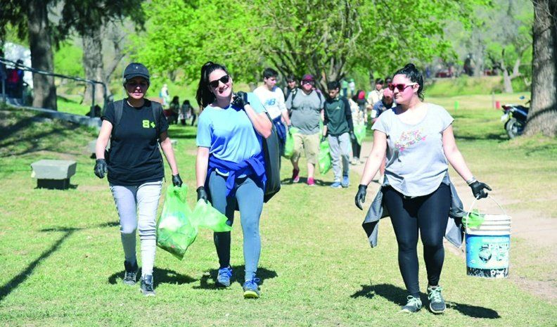 Una buena cantidad de voluntarios se sumaron a la iniciativa ambientalista a nivel mundial.