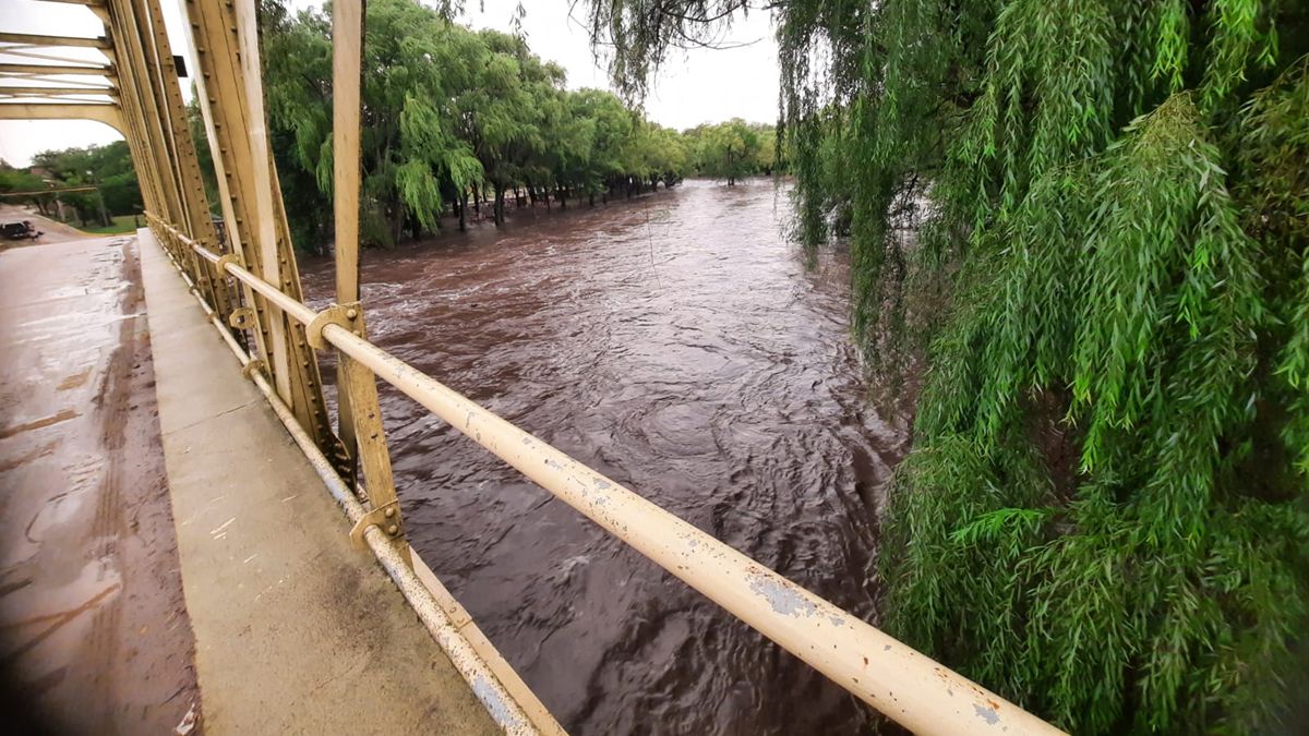 En Río de los Sauces la crecida del río provocó desborde en las costas y el agua propasó la zona de arbolado y asadores. 