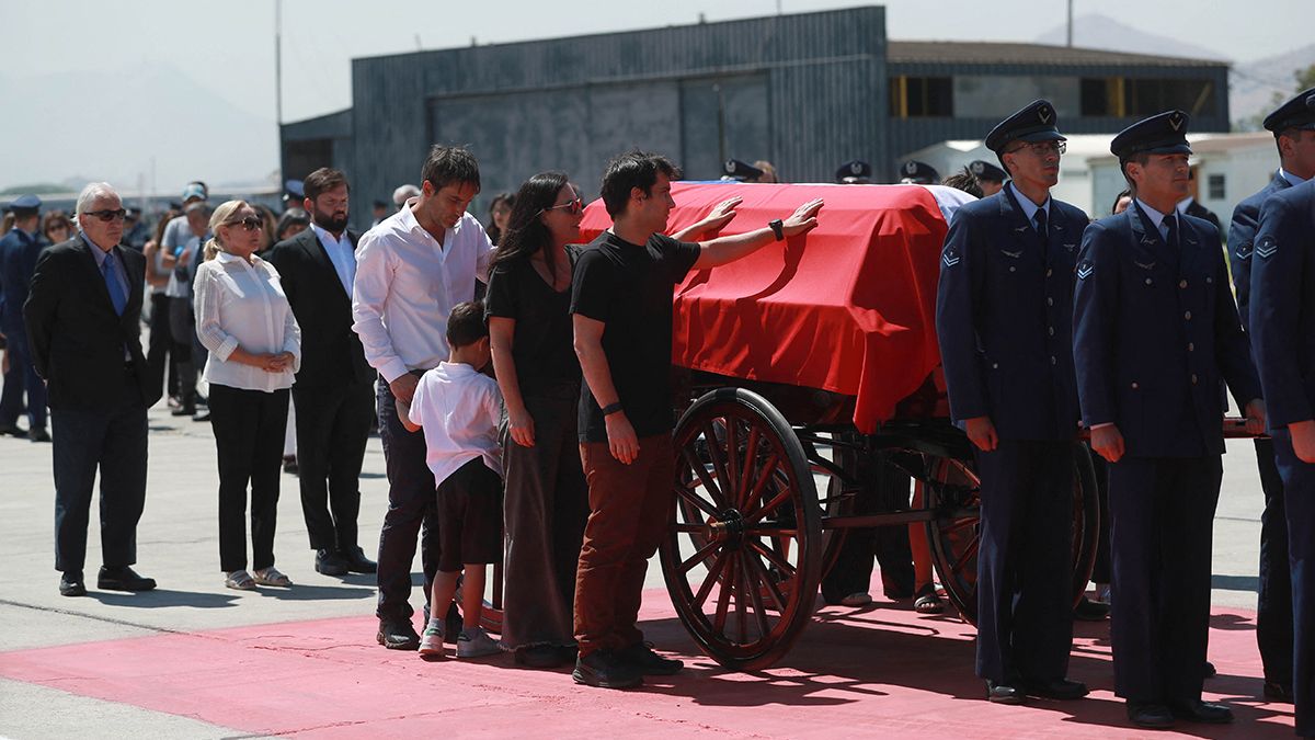 Los hijos del ex presidente chileno Sebastián Piñera y uno de sus nietos acompañan el ataúd con su cuerpo junto a la viuda de Piñera