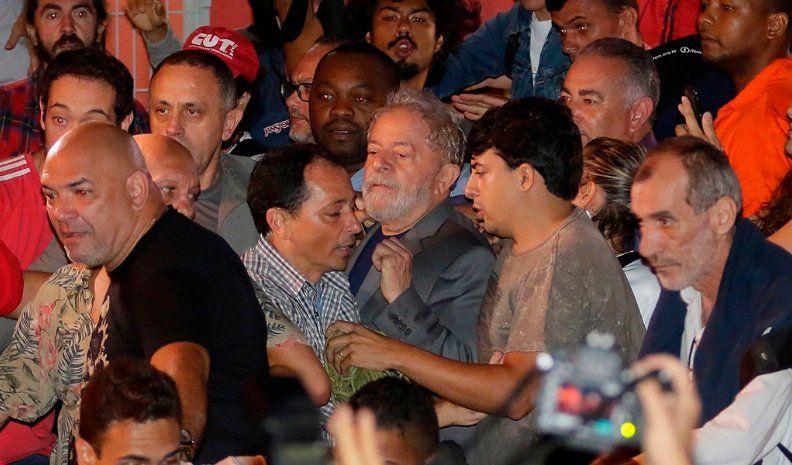Lula cumple su primer día de  prisión en una celda de Curitiba