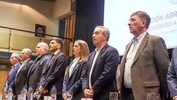 Andrea Sarnari junto a los funcionarios nacionales, provinciales y municipales, ayer en el Congreso de FAA.