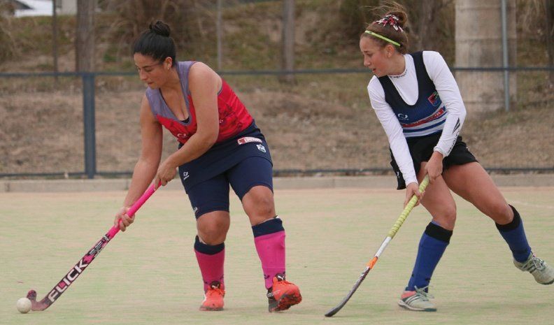 Paola Arias intenta superar la marca de una defensora de Córdoba Rugby en la derrota de ayer de Urú Curé en Soles.