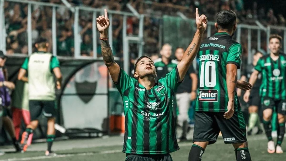 Iacobellis celebra su gol. San Martín ganó su primer partido en la Liga.