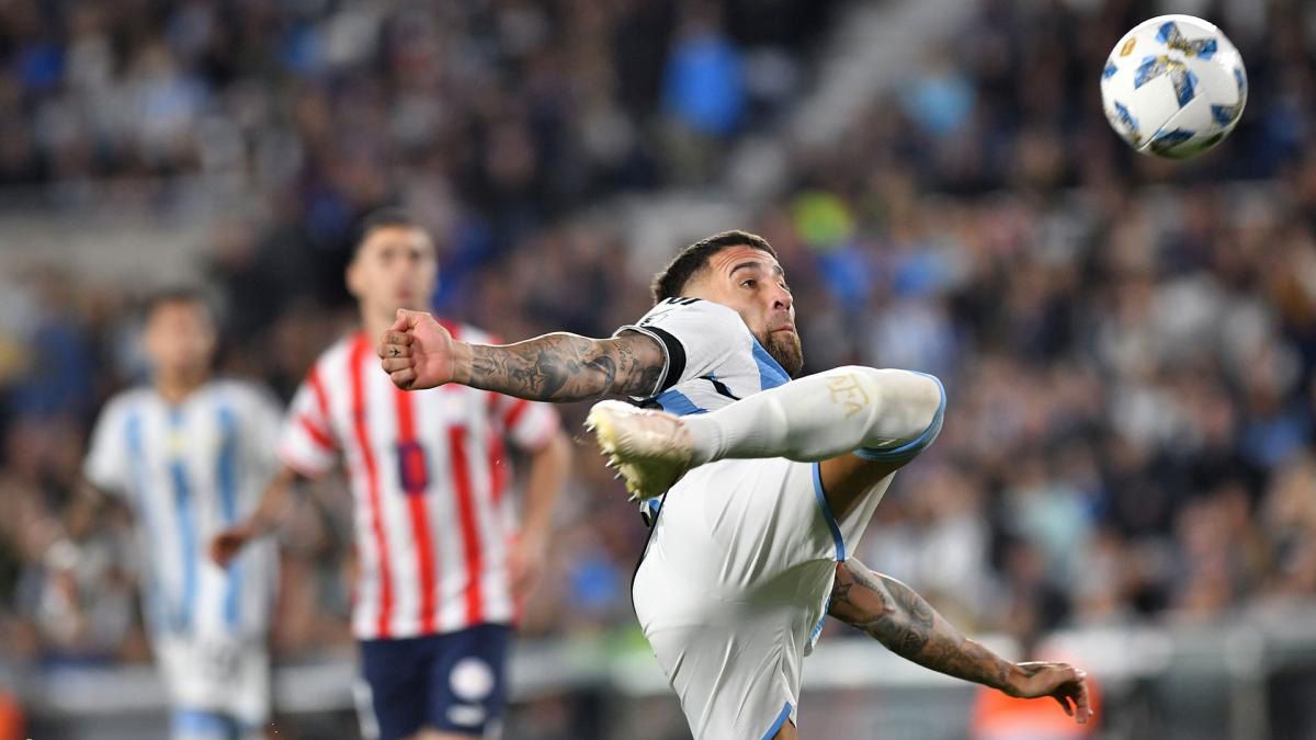 Nicolás Otamendi, autor de un golazo para ganarle a Paraguay por 1 a 0 en el Más Monumental