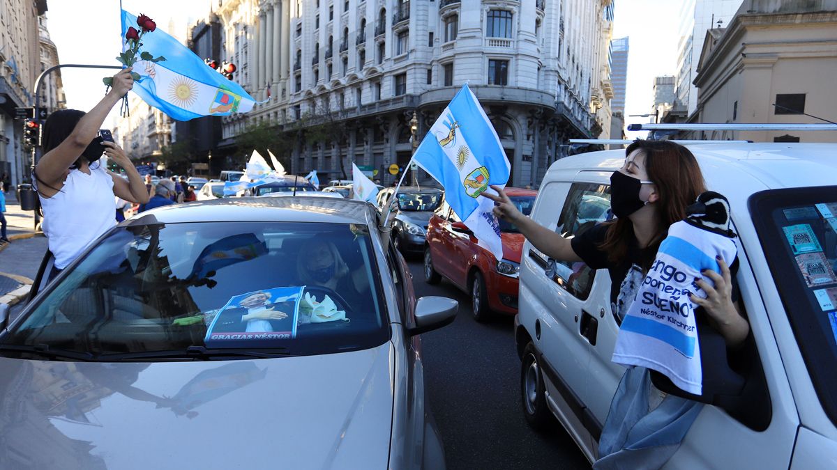 A diez años de la muerte de Néstor Kirchner hubo caravanas de militantes.