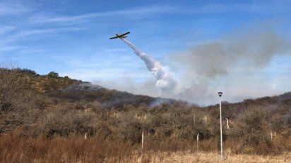 El difícil acceso dificulta el combate del incendio en Río de los Sauces