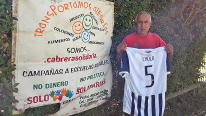 Rifarán una camiseta del “Cholo” Guiñazú entre donantes de una campaña solidaria