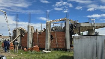 Se derrumbó parte del techo de una obra en construcción en Castelli 1