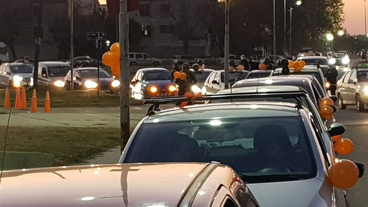 La caravana se realizó en vehículos y con globos naranjas.