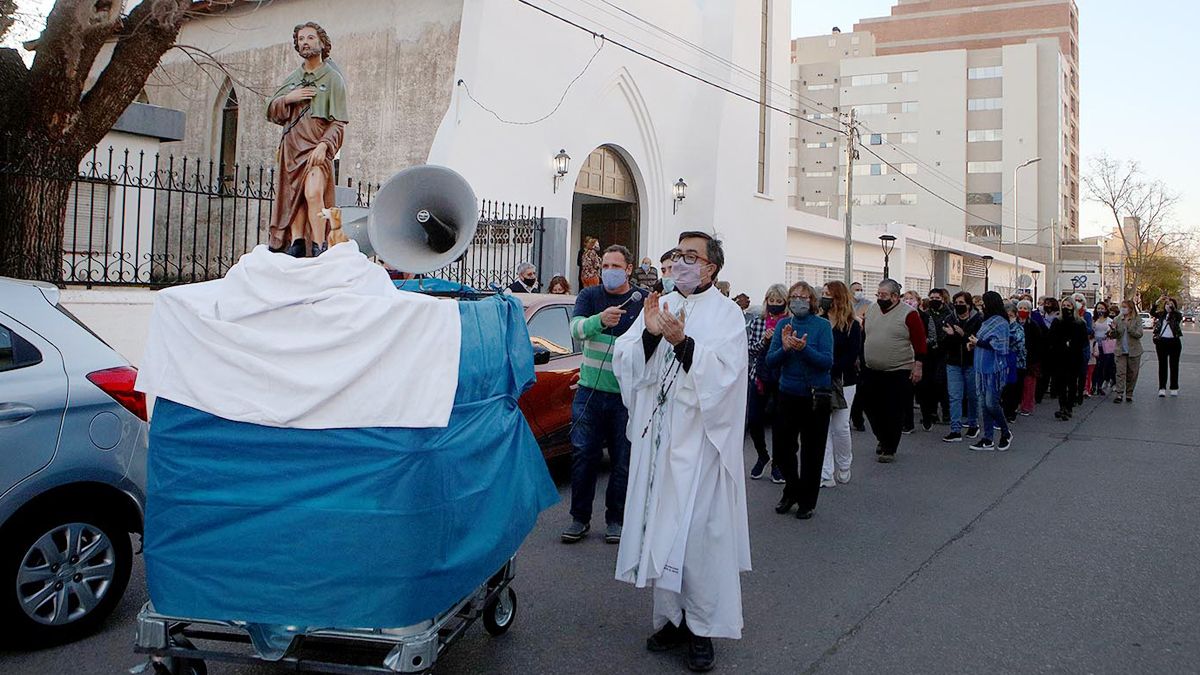La procesión se desarrolló por los alrededores de la capilla. La celebración fue encabezada por el padre Fernando Gómez. 