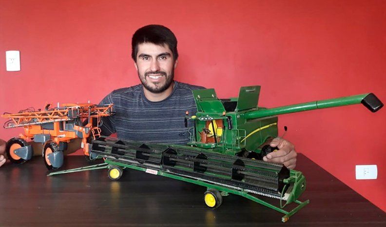 Con material reciclado hace réplicas exactas de máquinas agrícolas