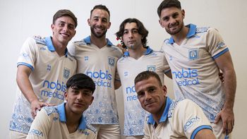Joaquín Rivero, Ibrahim Hesar, Facundo Gallardo, Gonzalo Maffini, Benjamín Moyano y el “Colo” Cabrera posan con la nueva camiseta conmemorativa por los 114 años del club. Joaquín Rivero, Ibrahim Hesar, Facundo Gallardo, Gonzalo Maffini, Benjamín Moyano y el “Colo” Cabrera posan con la nueva camiseta conmemorativa por los 114 años del club.