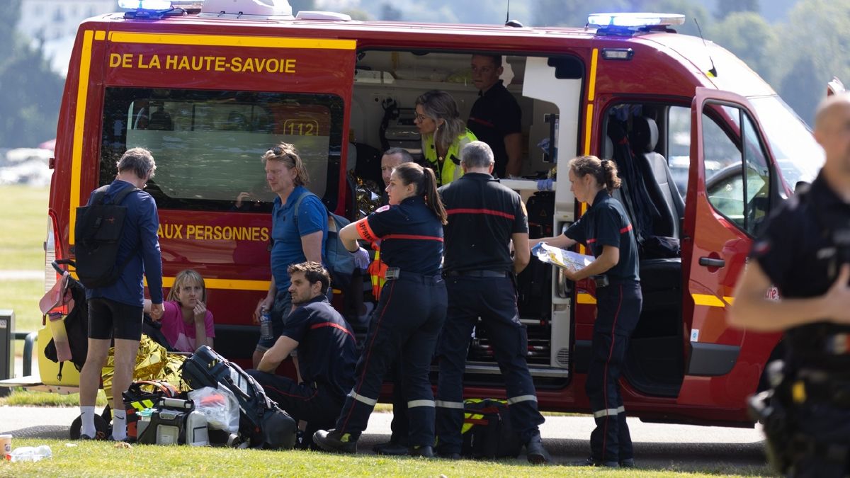 Francia: Un hombrearmado con un cuchillo sembró el terror este jueves en un parque a orillas deun lago en una ciudad de los Alpes franceses