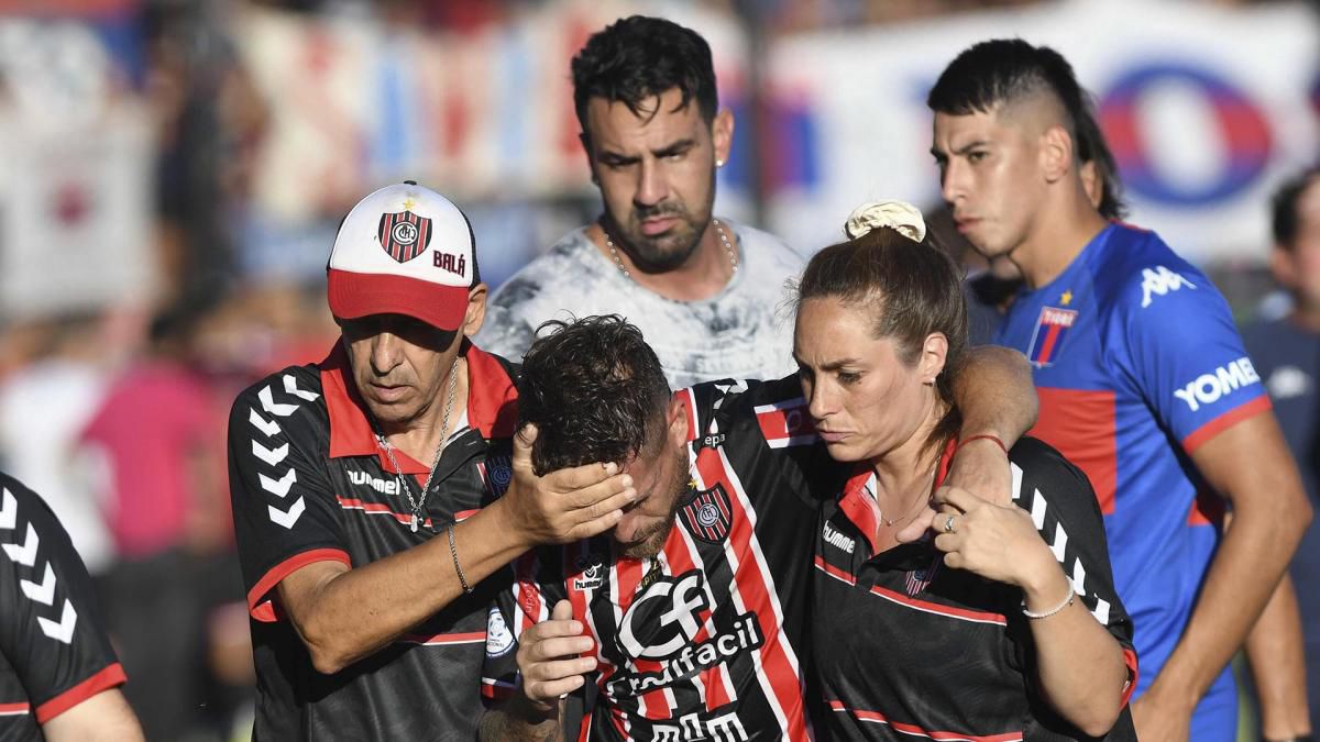 Fernando Brandan es retirado de la cancha luego de ser agredido por un hincha de Tigre que le tiró un botellazo a la cabeza