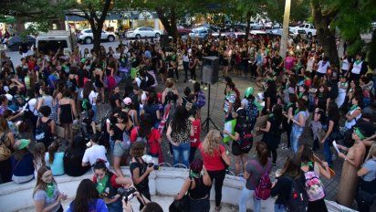 Mujeres organizadas buscan juntarse con Gill antes de la marcha por el 8M