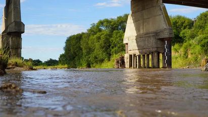 Advierten por la crecida del río a raíz de las lluvias en las sierras