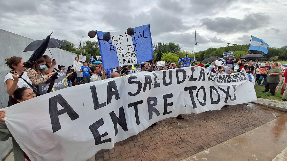 Los trabajadores del Hospital marcharon en protesta hasta el Centro Cívico. Foto: Estela Zogbe