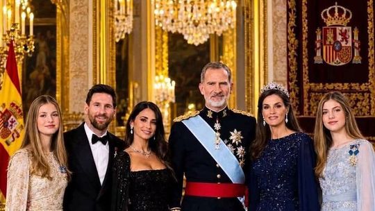 Curiosamente el rey Felipe VI esquivó una imagen con Milei, pero juntó a toda la familia para la foto con Messi.