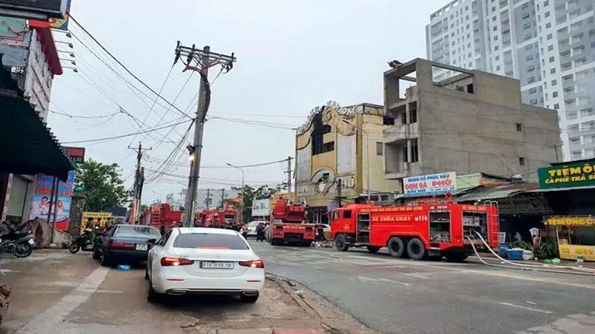 Al menos 33 personasmurieron en un incendio que destruyó un bar karaoke en el sur de Vietnam. Elincendio arrasó el segundo piso del edificio el martes por la noche