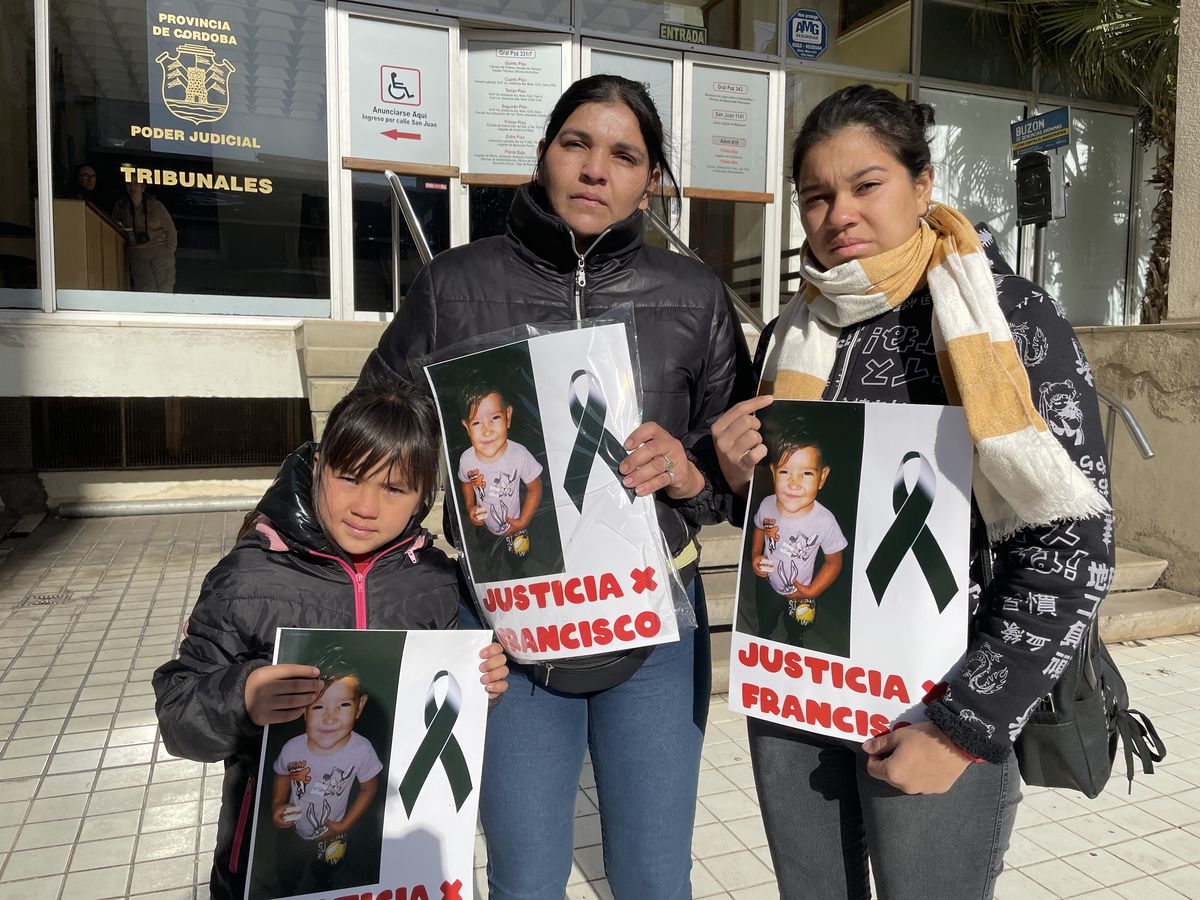Vanesa Velázquez (abuela) junto con su hija Karina Aquino (mamá) piden justicia por el menor fallecido.