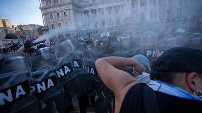 Tensión en el Congreso: Gendarmería avanzó sobre los jubilados y agrupaciones políticas con el uso del gas pimienta