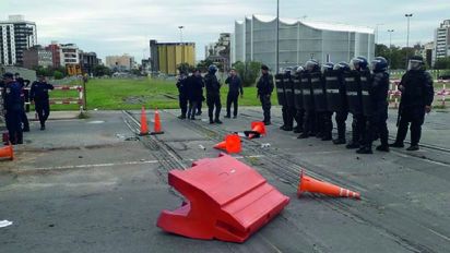 Dos manifestantes detenidos y cuatro policías heridos en una protesta gremial en Córdoba