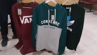 Rompieron la puerta de una tienda y robaron prendas: cinco menores aprehendidos