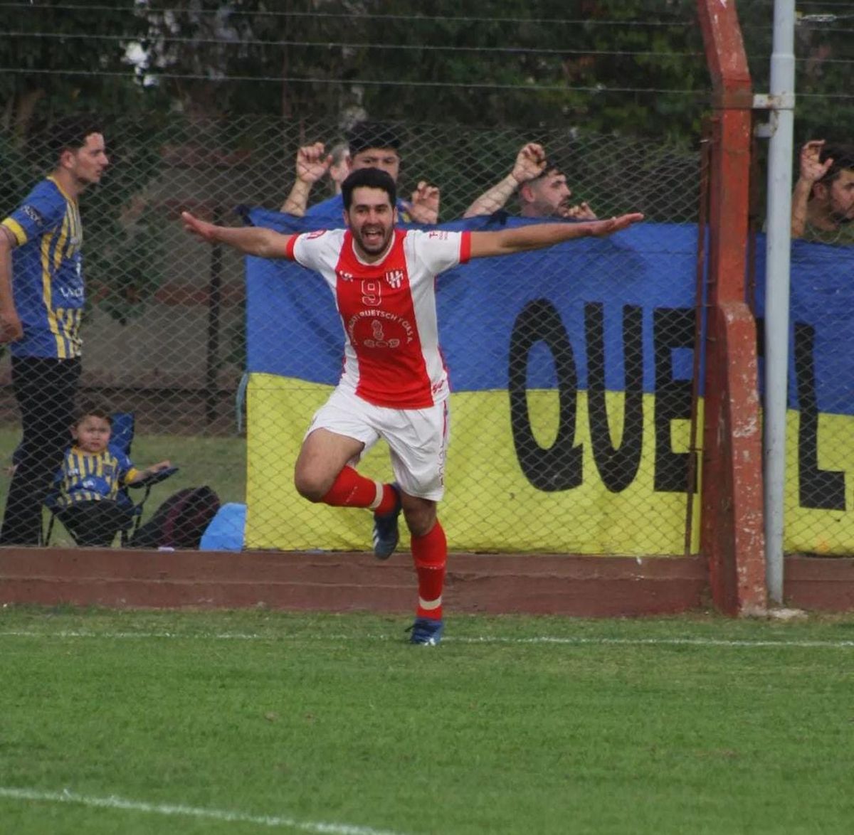 Atlético Ticino goleó en el derby ante La Palestina y va por más. 
