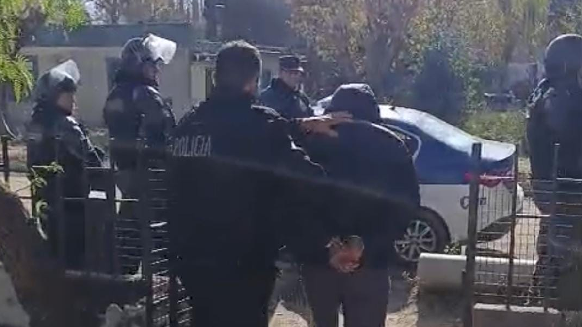 Detienen a tres hombres y una mujer por robos y drogas en la ciudad
