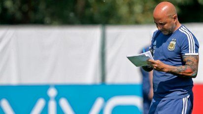 Sampaoli tambaleó pero Tapia lo sostuvo