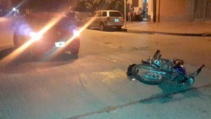 Está grave un joven que chocó en moto contra un automóvil