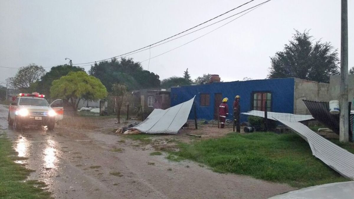Voladura de techo, ramas caídas y despiste tras una fuerte tormenta