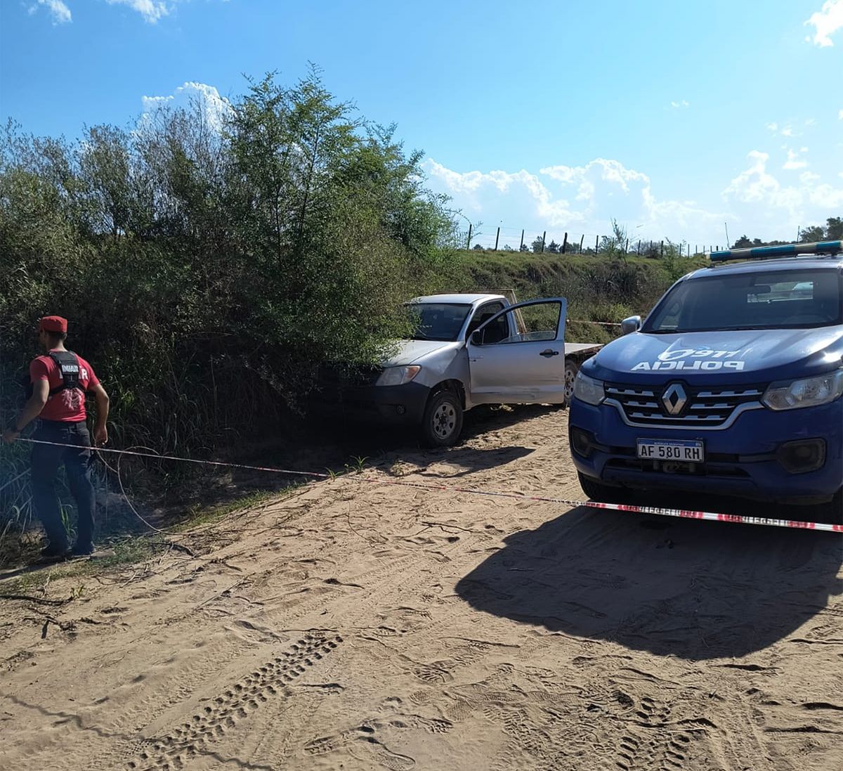 Sosa, al chocar contra el montículo de tierra, se dio a la fuga caminando. Fue detenido a unos cuatro mil metros en Las Acequias. Sosa, al chocar contra el montículo de tierra, se dio a la fuga caminando. Fue detenido a unos cuatro mil metros en Las Acequias.