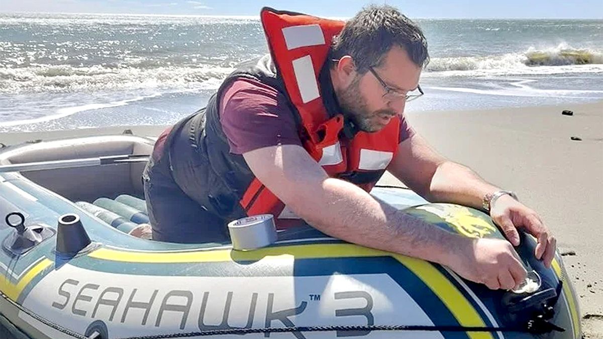 El riocuartense Alejandro Buchieri se internó en el mar a probar un bote inflable