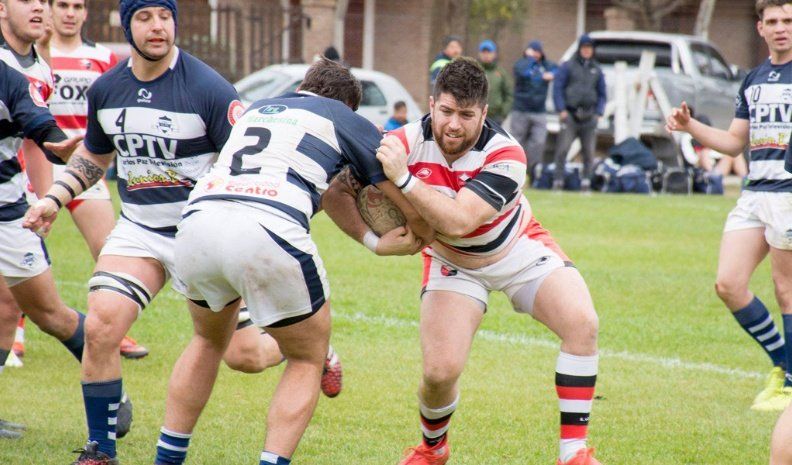 El pack de forwards “tricolor” estuvo firme ante Carlos Paz. “Emi” Ferreyra apoyó un try.