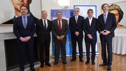 Los “K” y el massismo reclaman que Caputo vuelva al Congreso