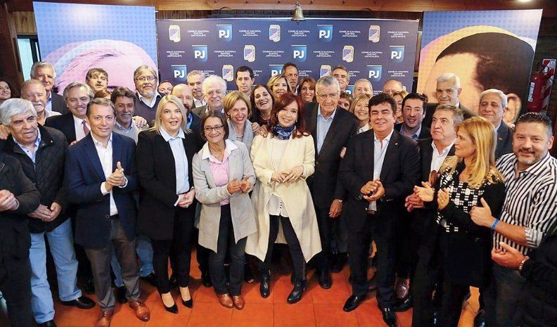 La senadora Cristina Fernández de Kirchner fue ayer a la sede del Partido Justicialista y se puso a disposición para el armado del “Frente Patriótico”.