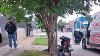 Iba en moto y chocó contra un árbol en barrio Alberdi: fue hospitalizado