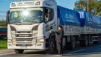 Los transportistas de carga comenzaron a detener ayer a los camiones que llevan carga vinculada al campo.Foto: Andrés Oviedo