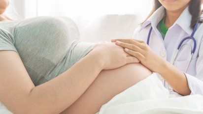 La caída de la natalidad y la maternidad postergada motorizan opciones hacia una nueva era reproductiva