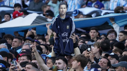 el monumental explota por la despedida de messi: canciones, banderas y una emocion que ya se siente