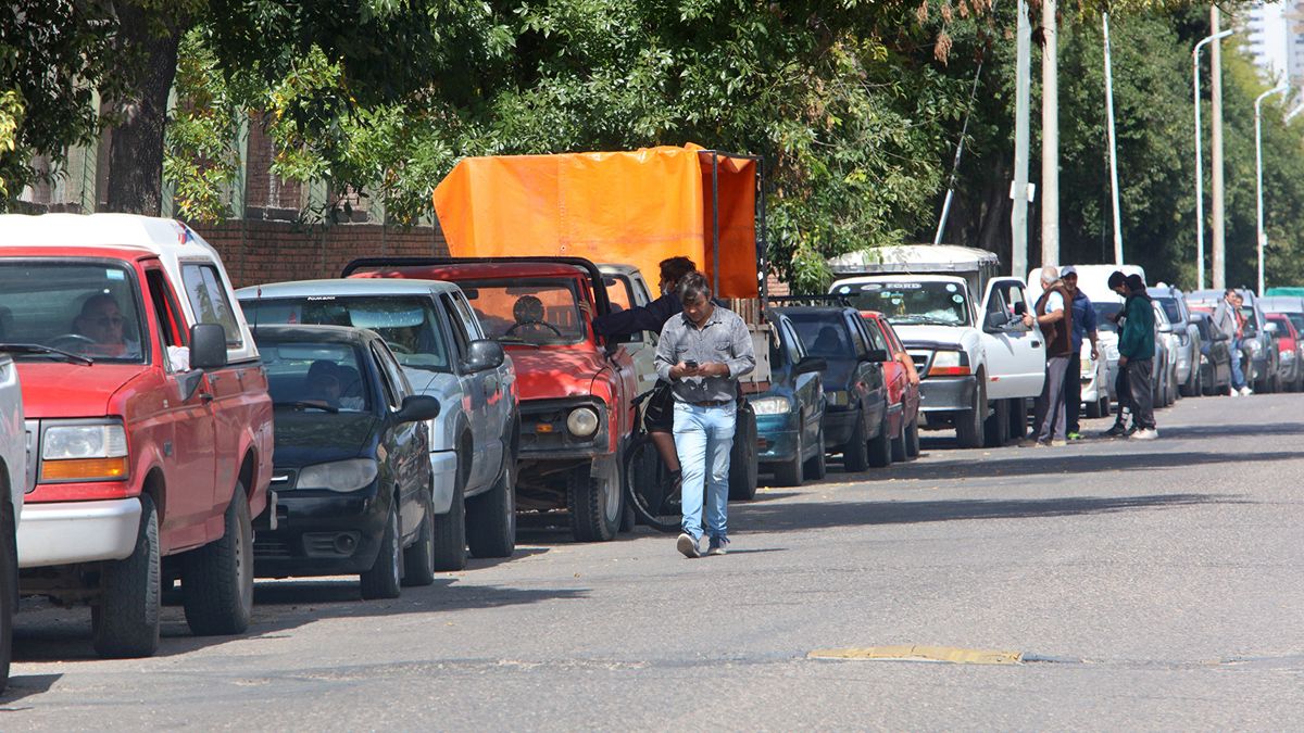 Extensas colas en los alrededores del Mercado de Abasto.