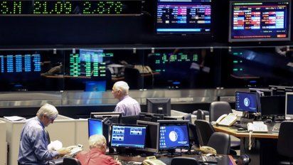 Caen los bonos argentinos y el riesgo país se acerca a los 1.088 puntos