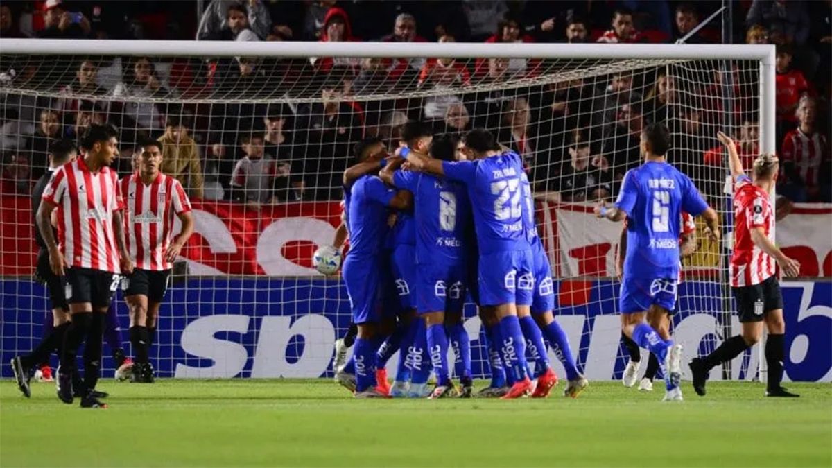 Universidad de Chile lo dio vuelta y le gana 2-1 a Estudiantes en La Plata