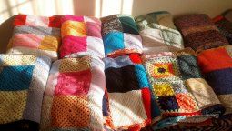 Tejen cuadritos y arman mantas para abrigar a familias humildes