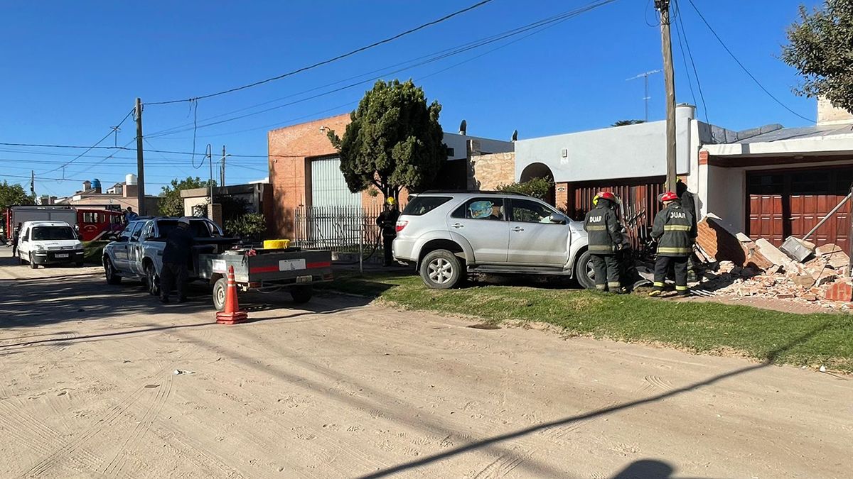 Se descompensó mientras manejaba y chocó contra el frente de una casa